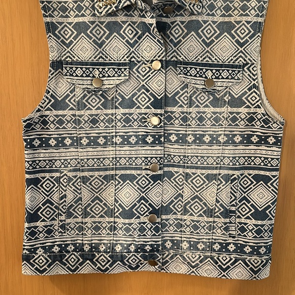 Forever 21 Women’s Studded Aztec Button Down Denim Vest New Blue Size Medium - Picture 5 of 9